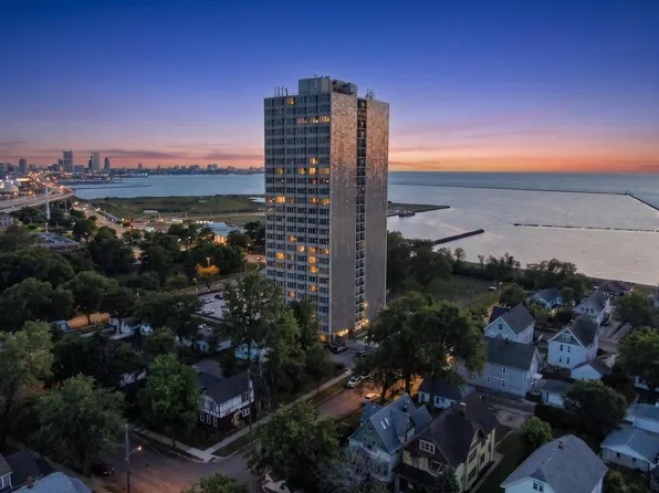 2525 S Shore DRIVE #15B, Milwaukee, WI 53207