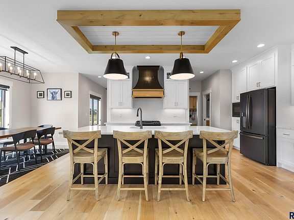 4th image of 202 Central Cir