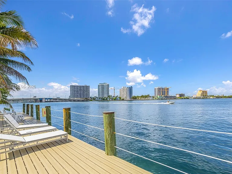 2250 Bay Dr #7 — Photo 2