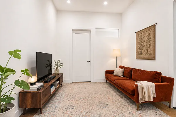 Living room, photo 2