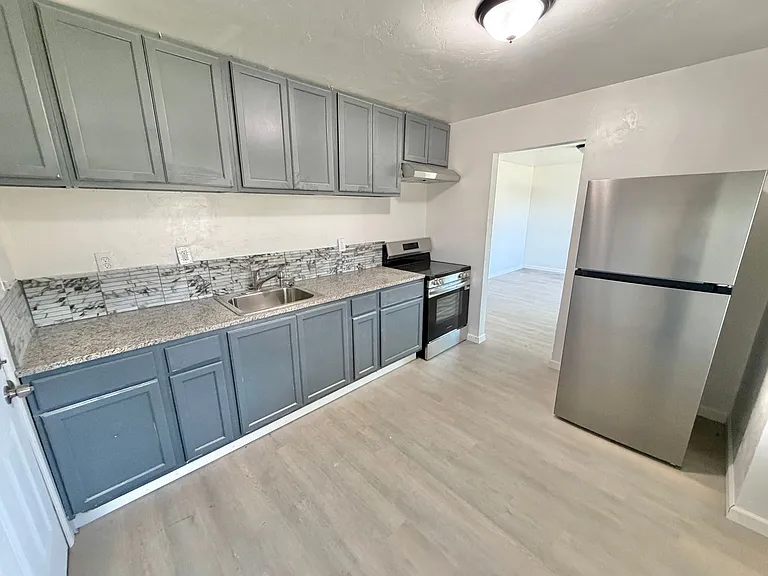 920 SW 47th St — Photo 5