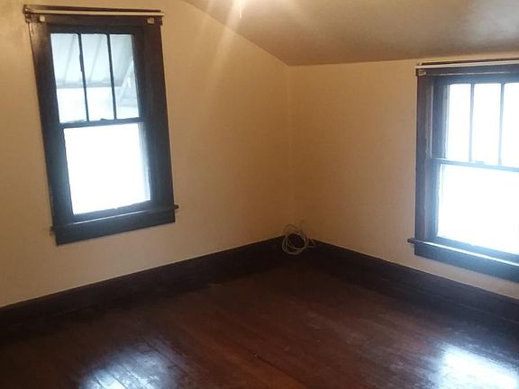 3rd image of 215 E Myrtle Ave