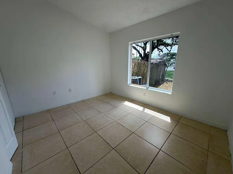 3842 SW 48th Ave — Photo 18