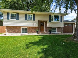 3216 Maplecrest Rd, Bettendorf, IA 52722