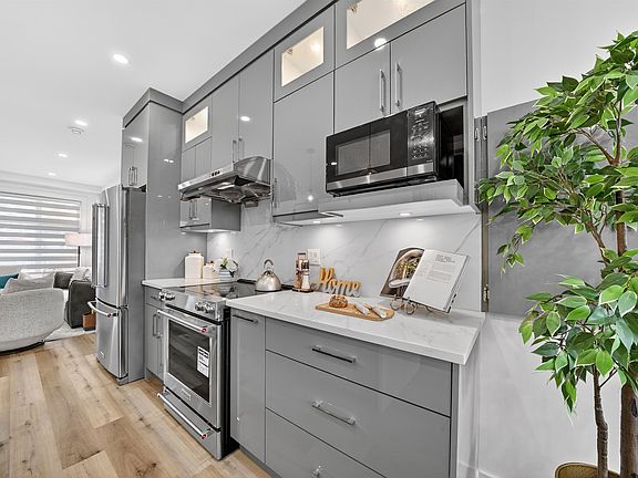 5th image of 516 W 60th Ave
