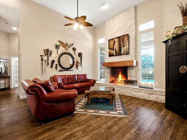9439 Saint Johns Ct, Pilot Point, TX 76258