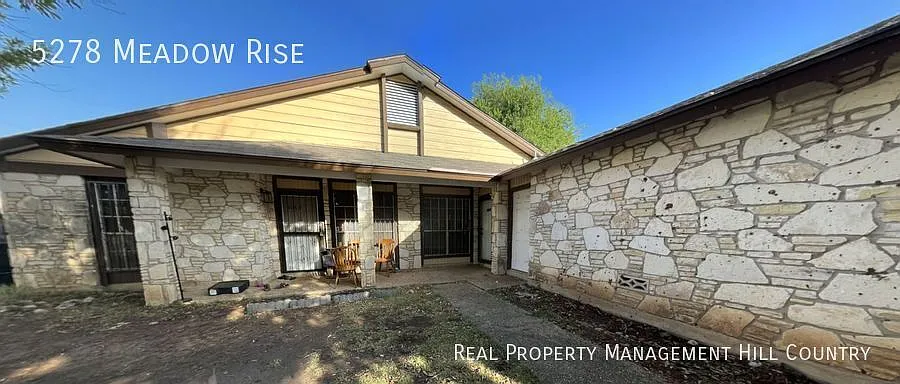 Meadow Rise 3 Bed / 2 Bath with Granite Kitchen and Fenced Backyard — Photo 3