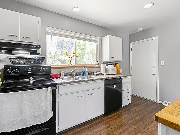 501 Cornell Ave — Photo 2