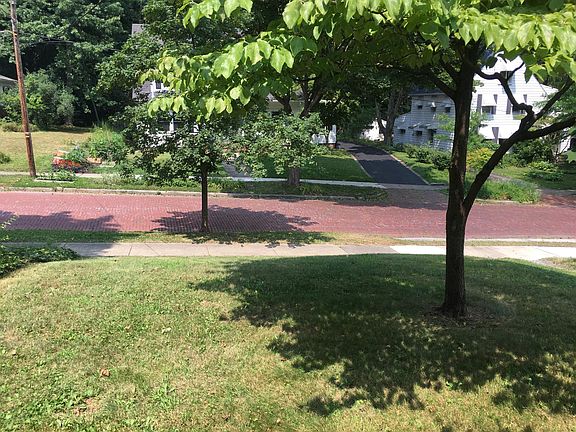 4th image of 452 Earl Ave