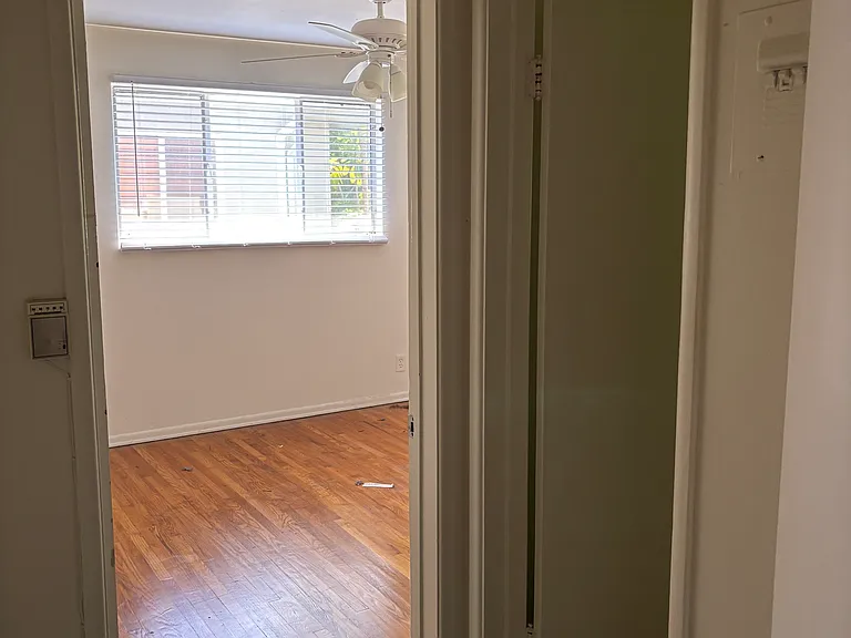 3208 S Barrington Ave #G — Photo 5