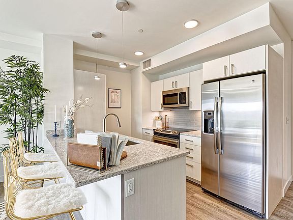 3rd image of 1011 Washington Blvd #4261496