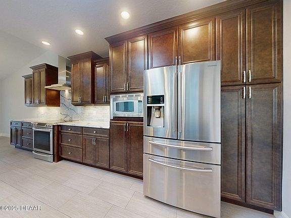 3rd image of 2000 Teakwood Ln #27