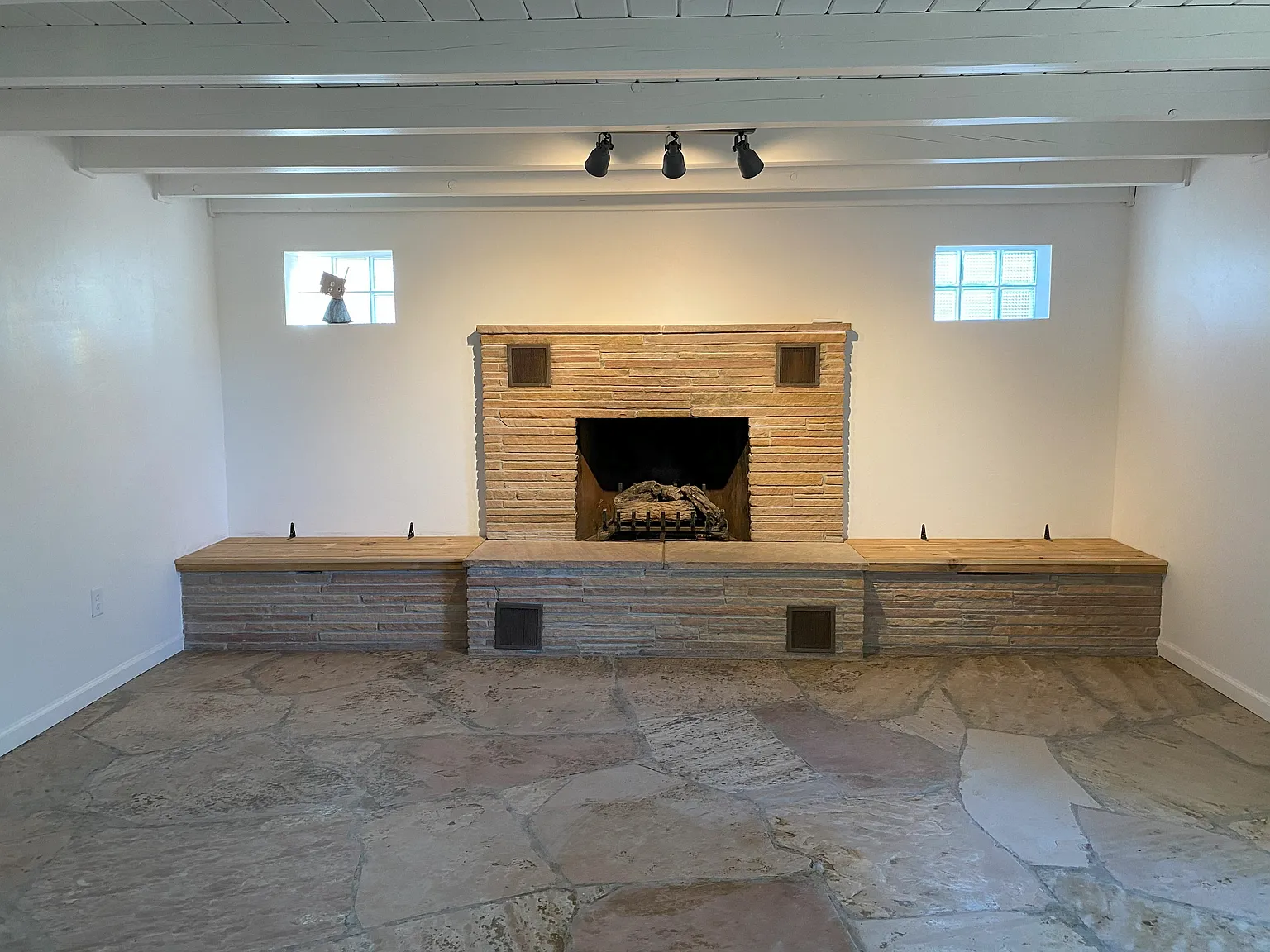 1653 E Blacklidge Dr — Photo 2