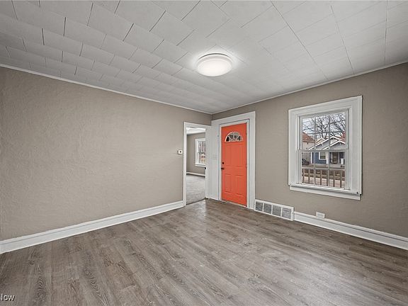 4th image of 8806 Tioga Ave