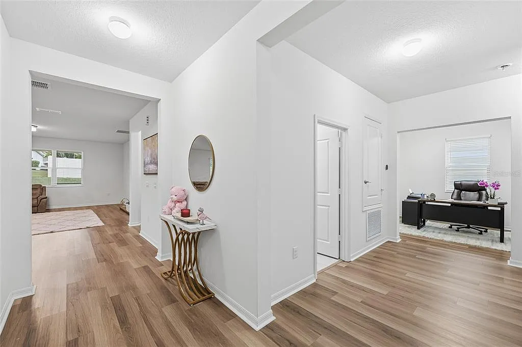 4 bed, 2.0 bath, 2334 sqft, $3,700 — Photo 2