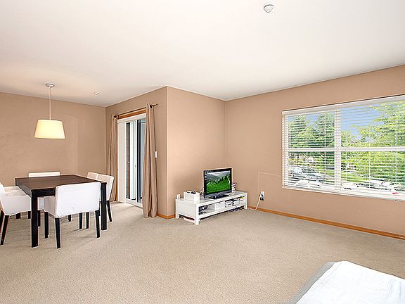 3rd image of 1672 25th Pl NE Unit 203