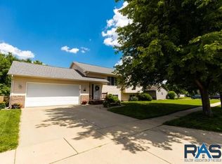 630 Hickory Ln, Harrisburg, SD 57032