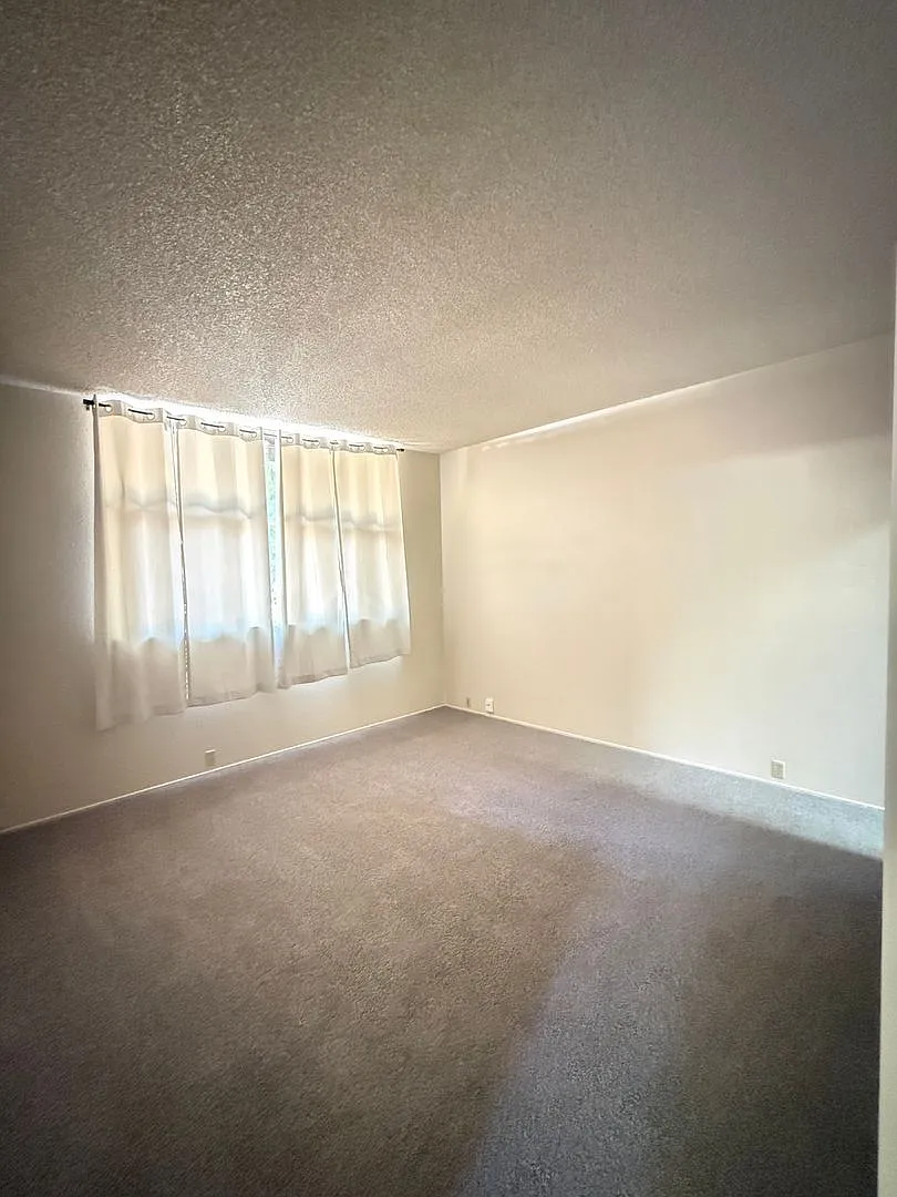 Charming 3-Bedroom, 2-Bathroom Duplex In West Davis. - $500 Off First Month's Rent! — Photo 2