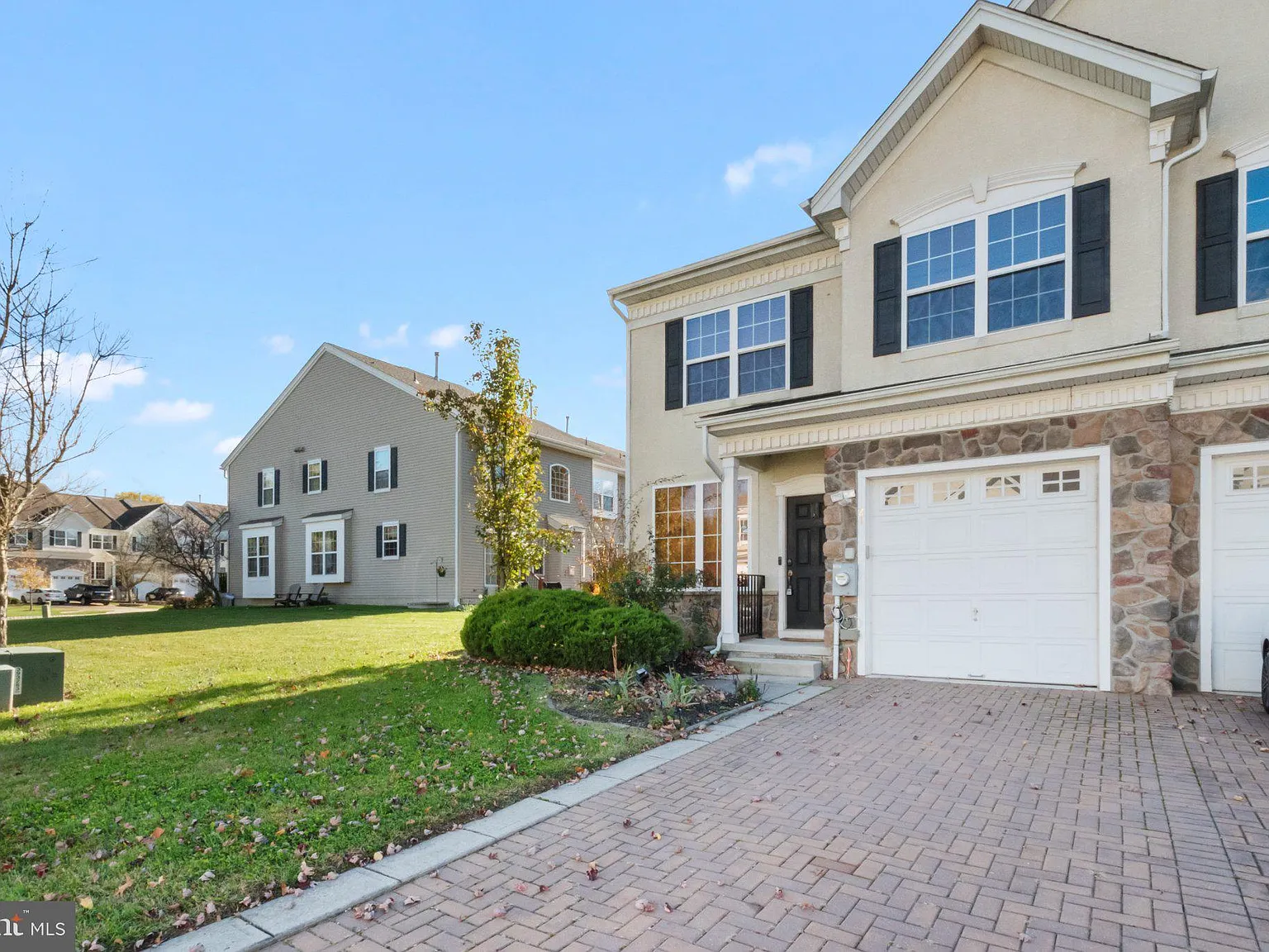 3 bed, 2.5 bath, 2052 sqft, $2,900 — Photo 3