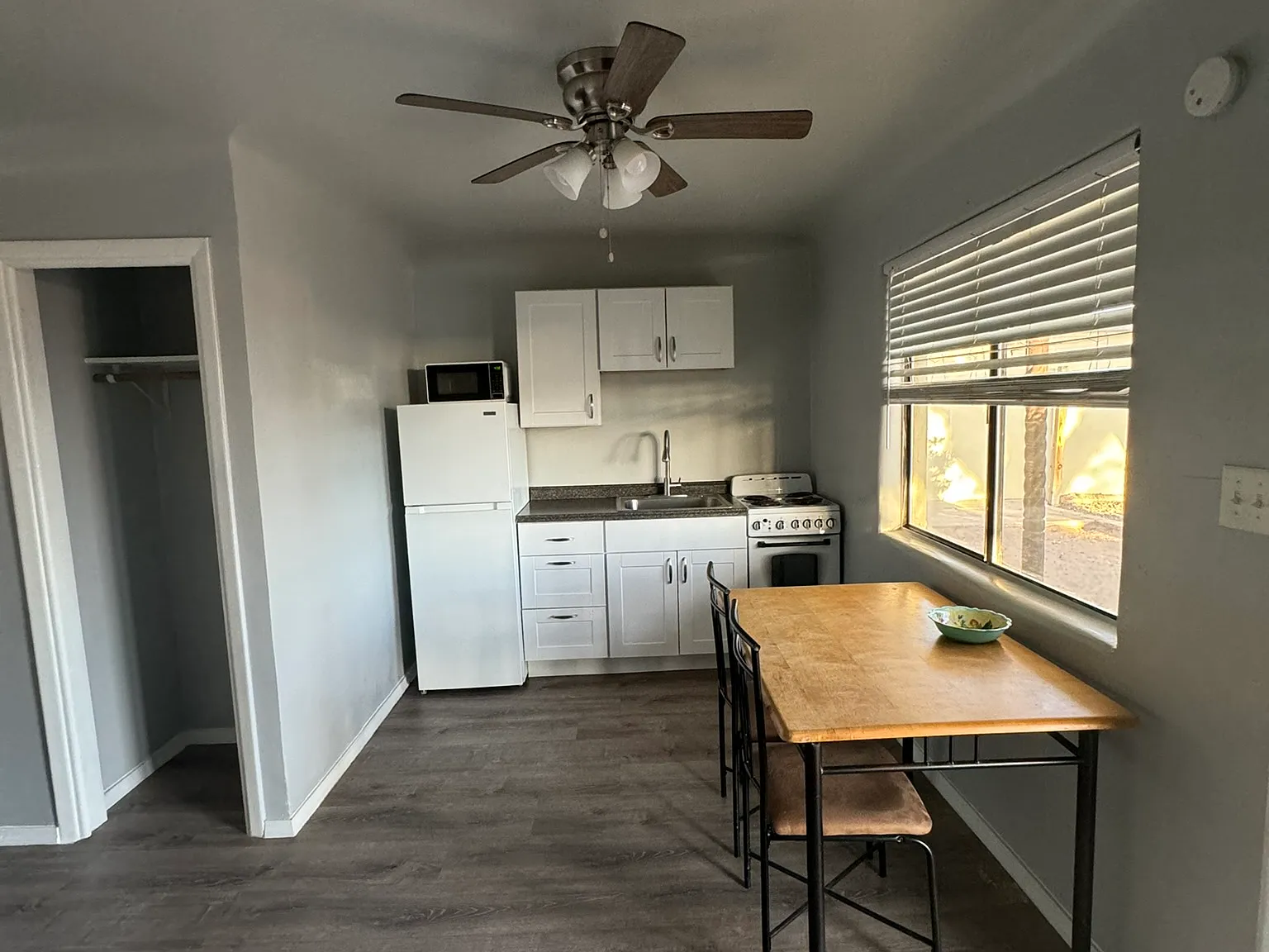Studio, $895 — Photo 2
