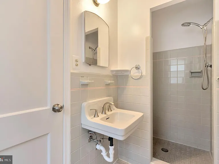 970 N Quintana St — Photo 16