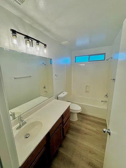 4 bed, 2.5 bath, 1959 sqft, $2,200 — Photo 3