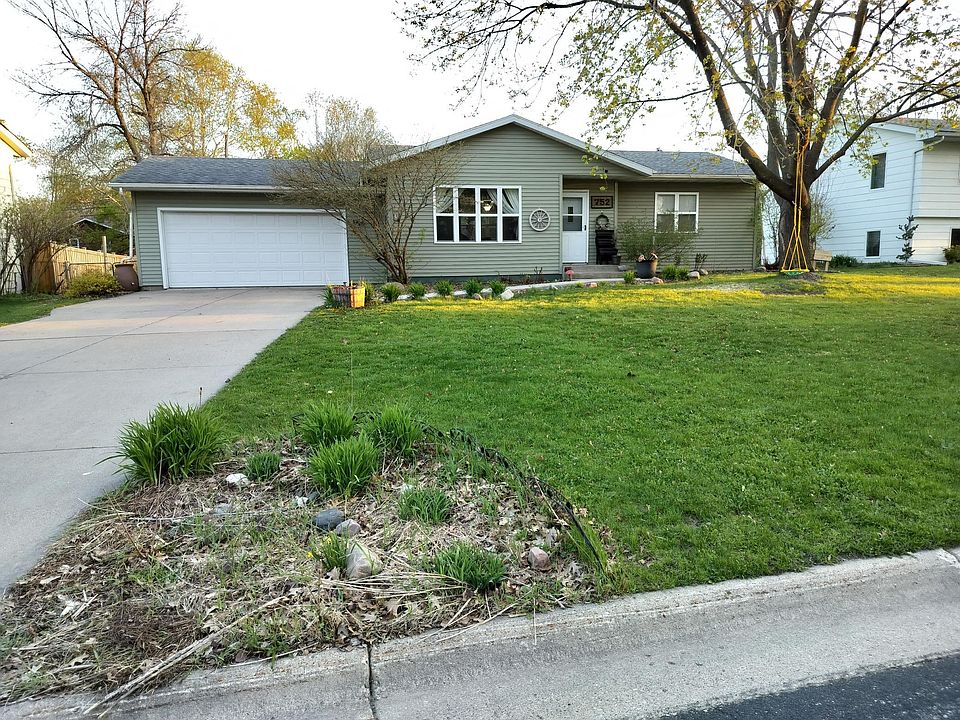 1st image of 752 Lathrop Dr