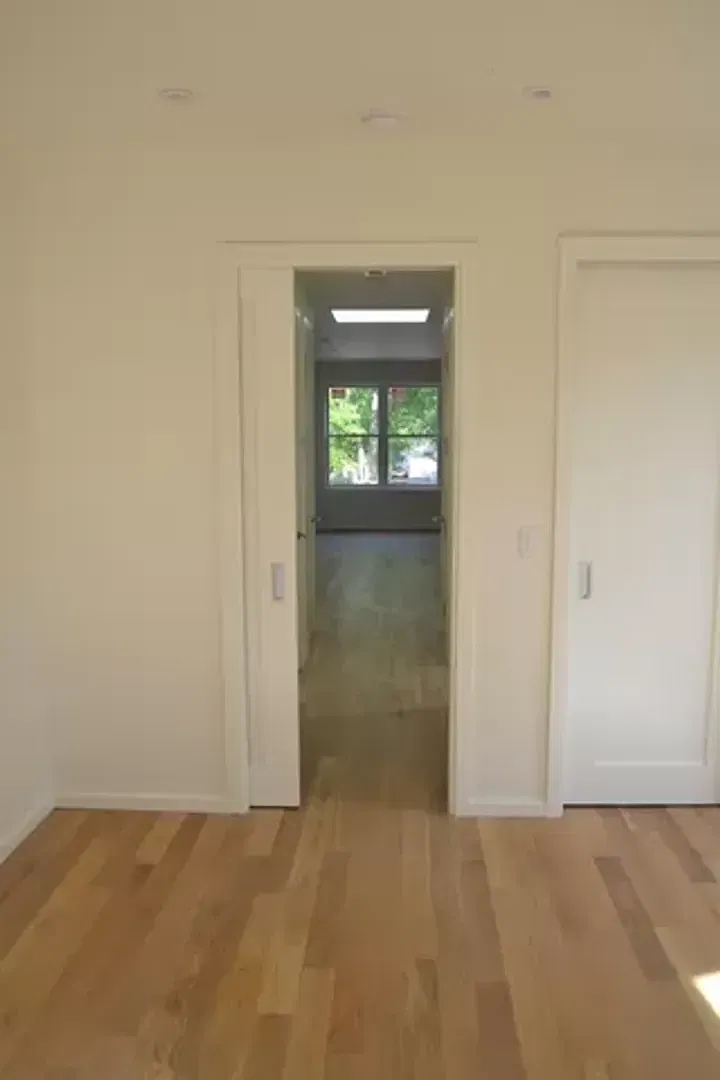 High End Contemporary Renovation In Prime Georgetown Location - Top Floor Unit — Photo 4