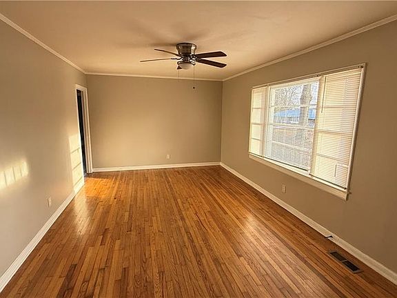 4th image of 43 Bell St