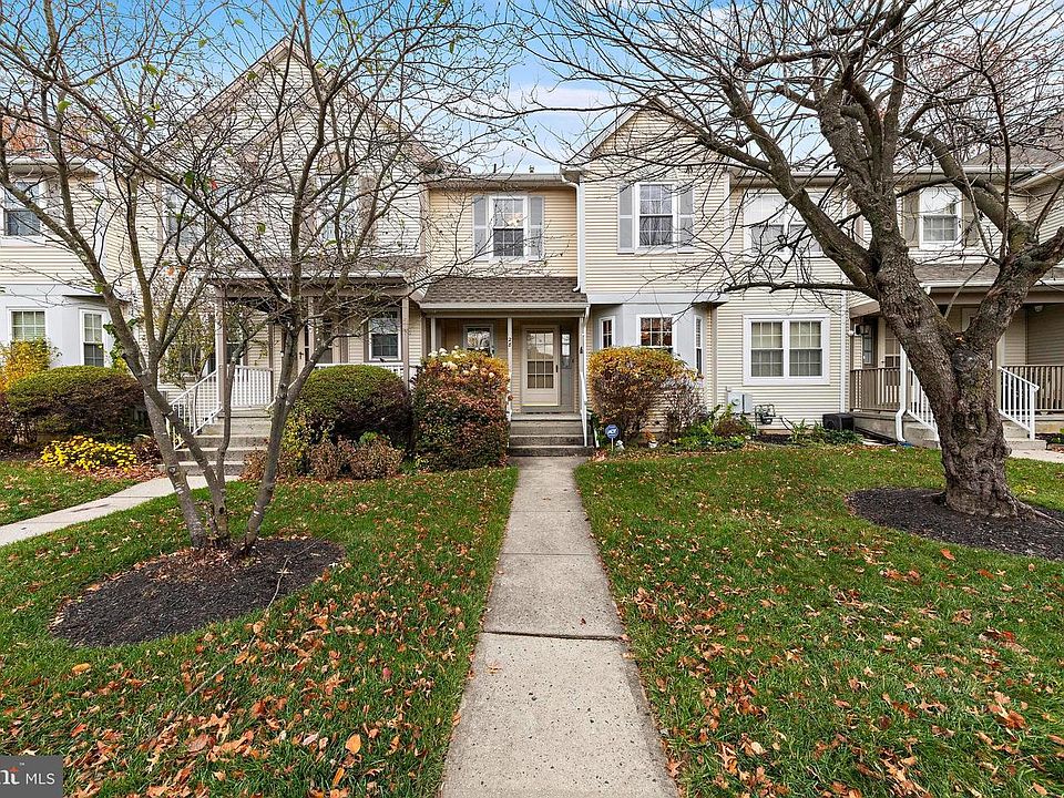 1st image of 28 Stanwyck Ct