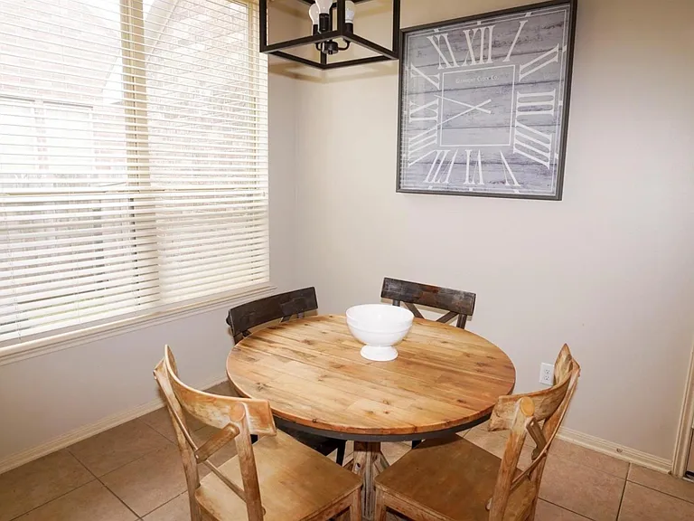2109 Mooncrest Dr — Photo 10