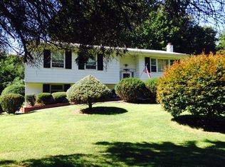 2 Horseshoe Rd, Millbrook, NY 12545