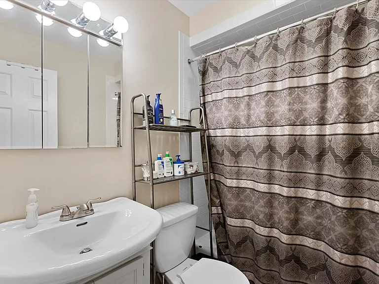 426 W Barry Ave #206 — Photo 8