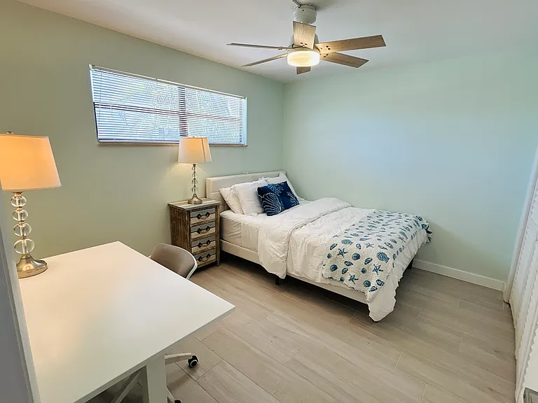 Second Bedroom
Queen Bed and Desk