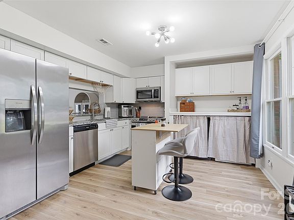 4th image of 8208 Knights Bridge Rd