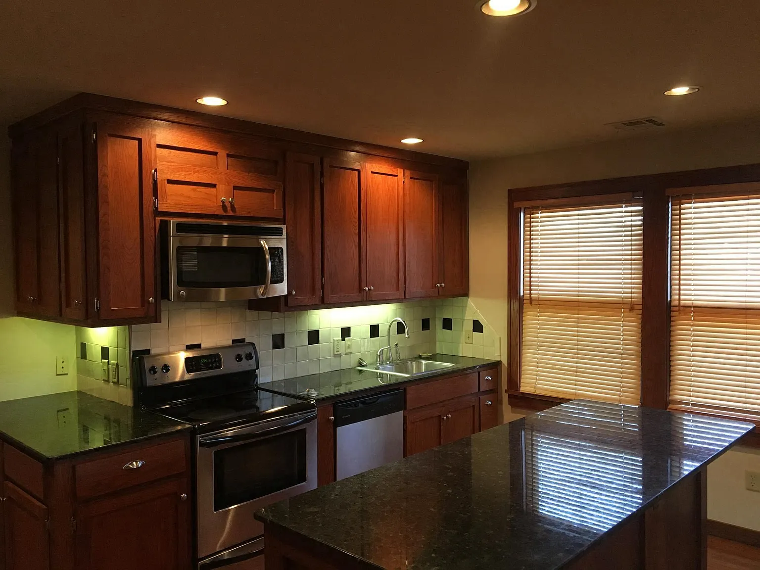 1 bed, 950 sqft, $1,300 — Photo 3