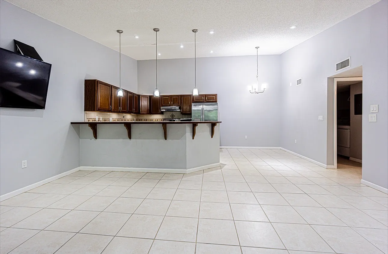 2 bed, 1070 sqft, $1,600 — Photo 4