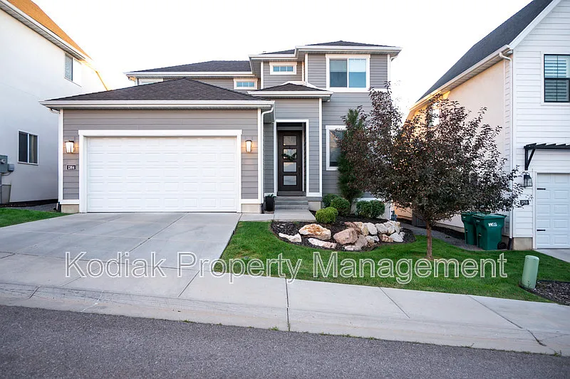 1364 E Petunia Ct