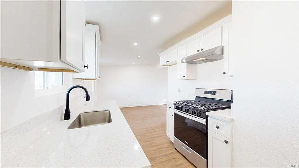 3 bed, 984 sqft, $1,550 — Photo 2