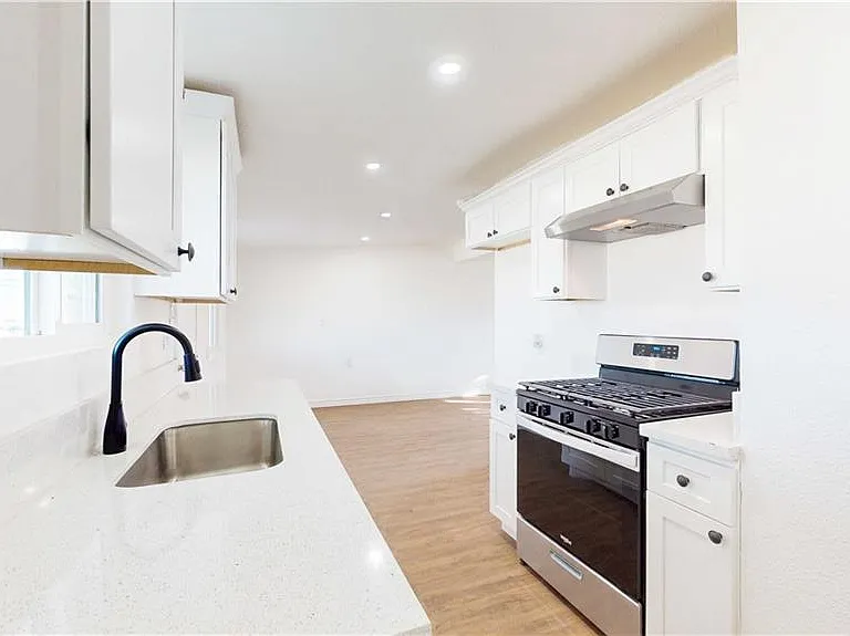 1417 Mesa Dr — Photo 2