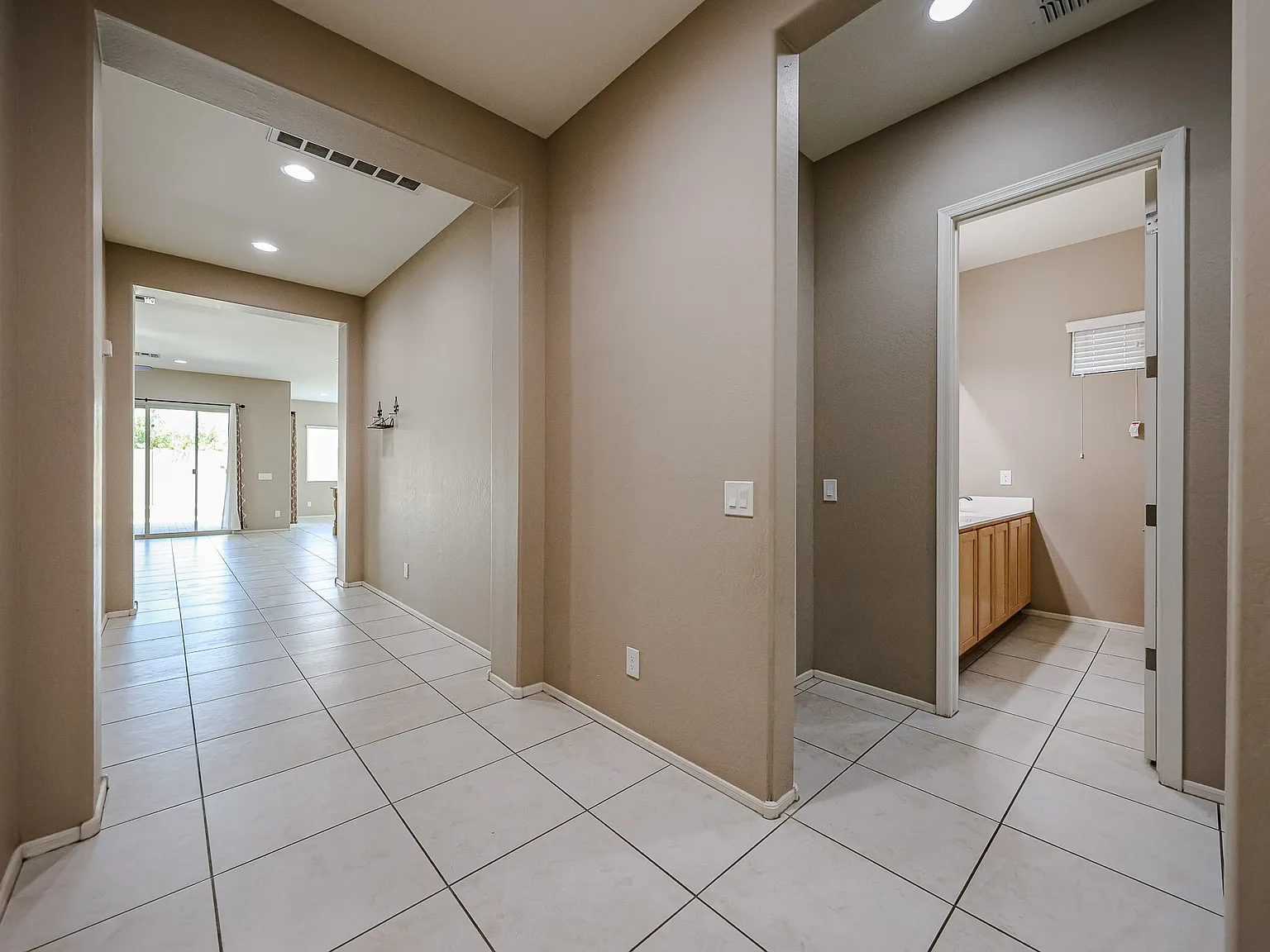 4 bed, 2.5 bath, 2172 sqft, $2,600 — Photo 4