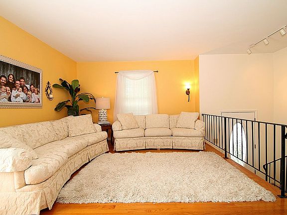 5th image of 717 Moran Ave