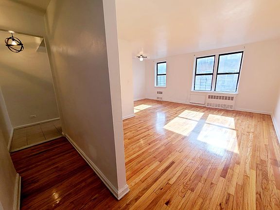 3rd image of 1305 Clay Ave #4A