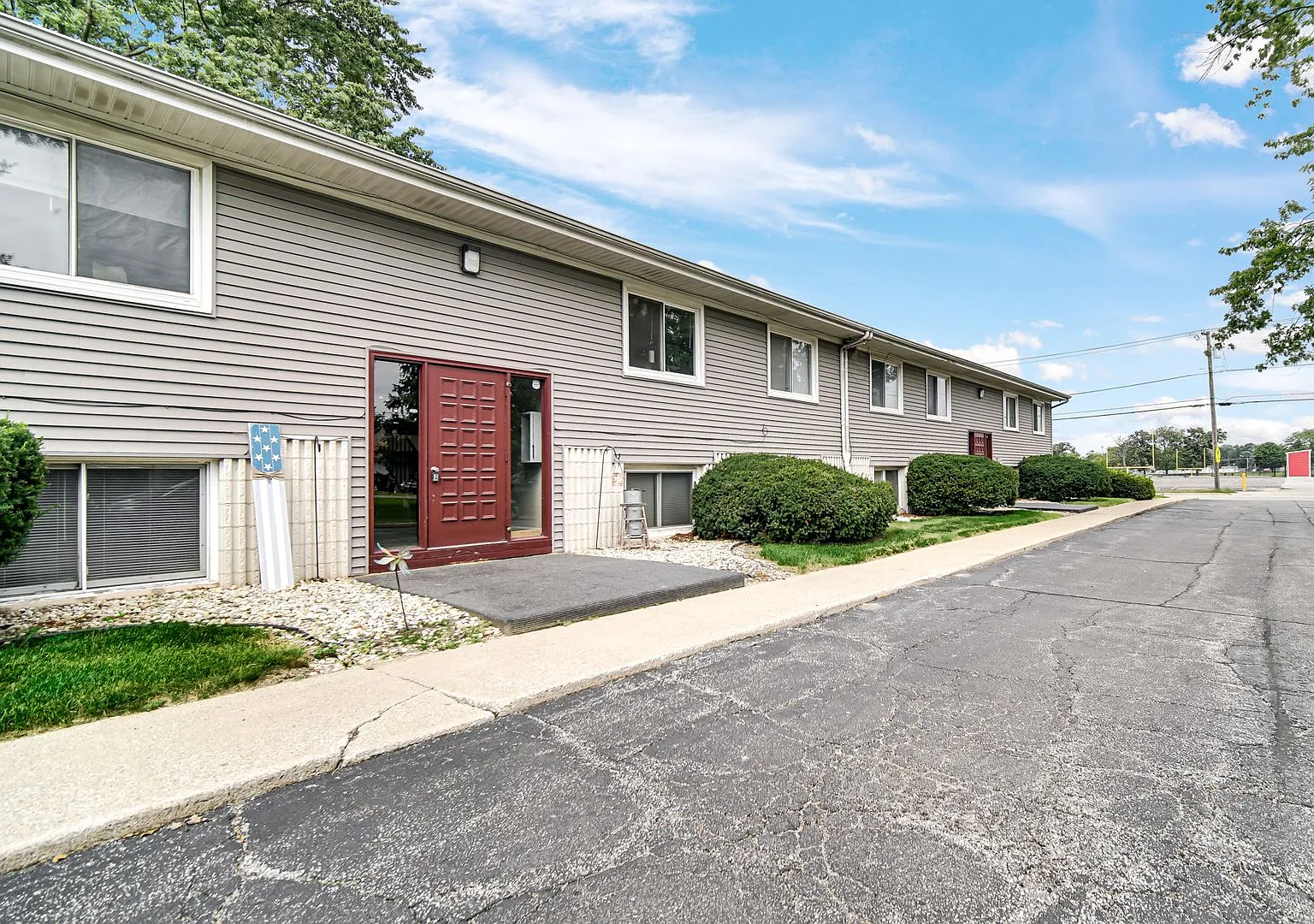 323 W Walnut St — Photo 3