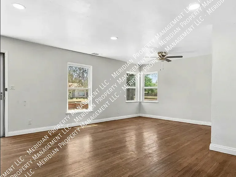 2426 31st St — Photo 3