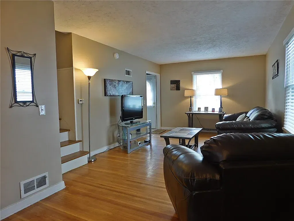 3 bed, 1342 sqft, $2,195 — Photo 4