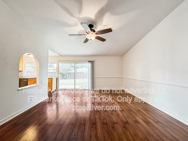 3 bed, 2.0 bath, 1404 sqft, $2,000 — Photo 3