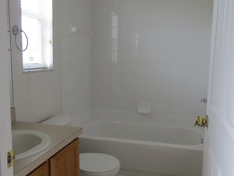 Master bathroom
13'4" x 13'