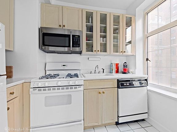 5th image of 465 W 23rd St APT 12K