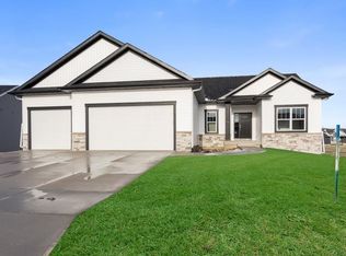 1260 Rolling Glen Dr, Marion, IA 52302